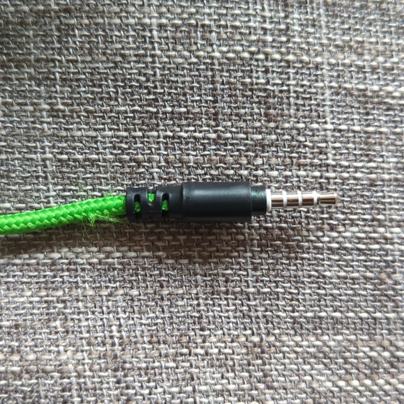 Neon green gaming headphones with mic and jack wire.  Adjustable and recratrable - Picture 4 of 6